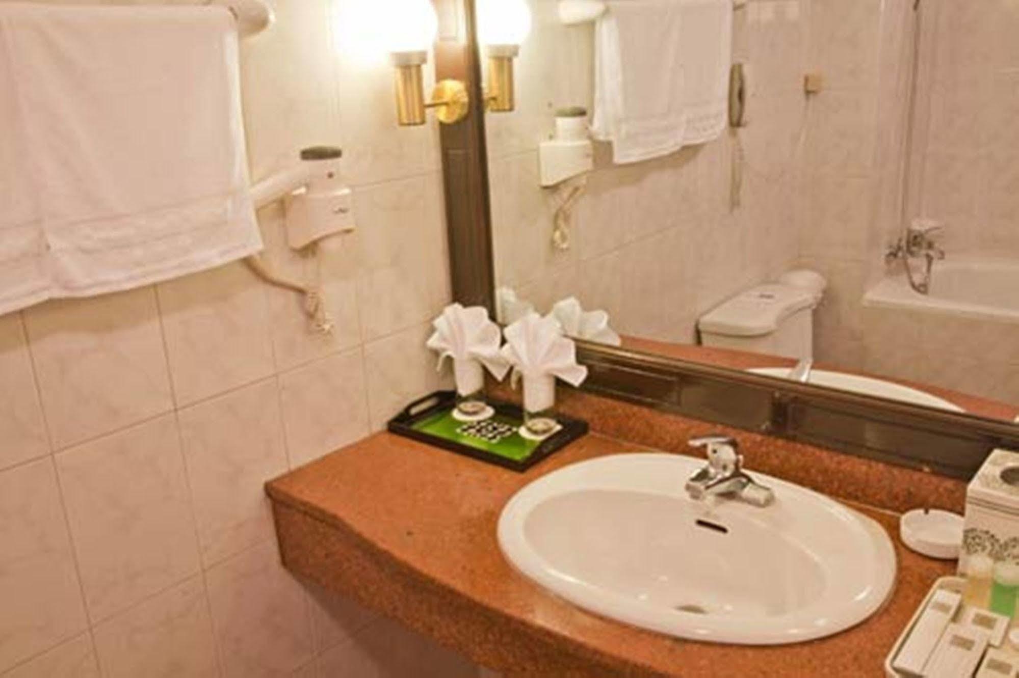 Green Park Hotel Ханой Экстерьер фото