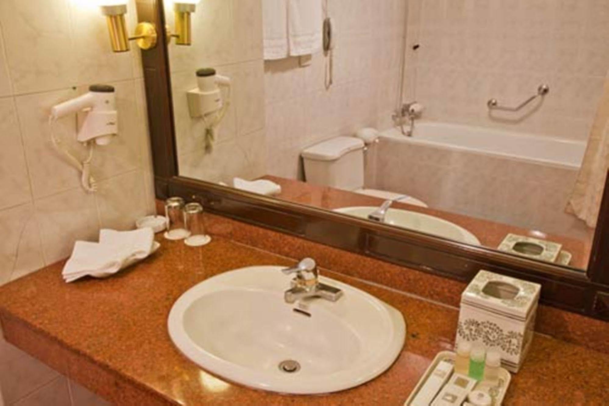 Green Park Hotel Ханой Экстерьер фото