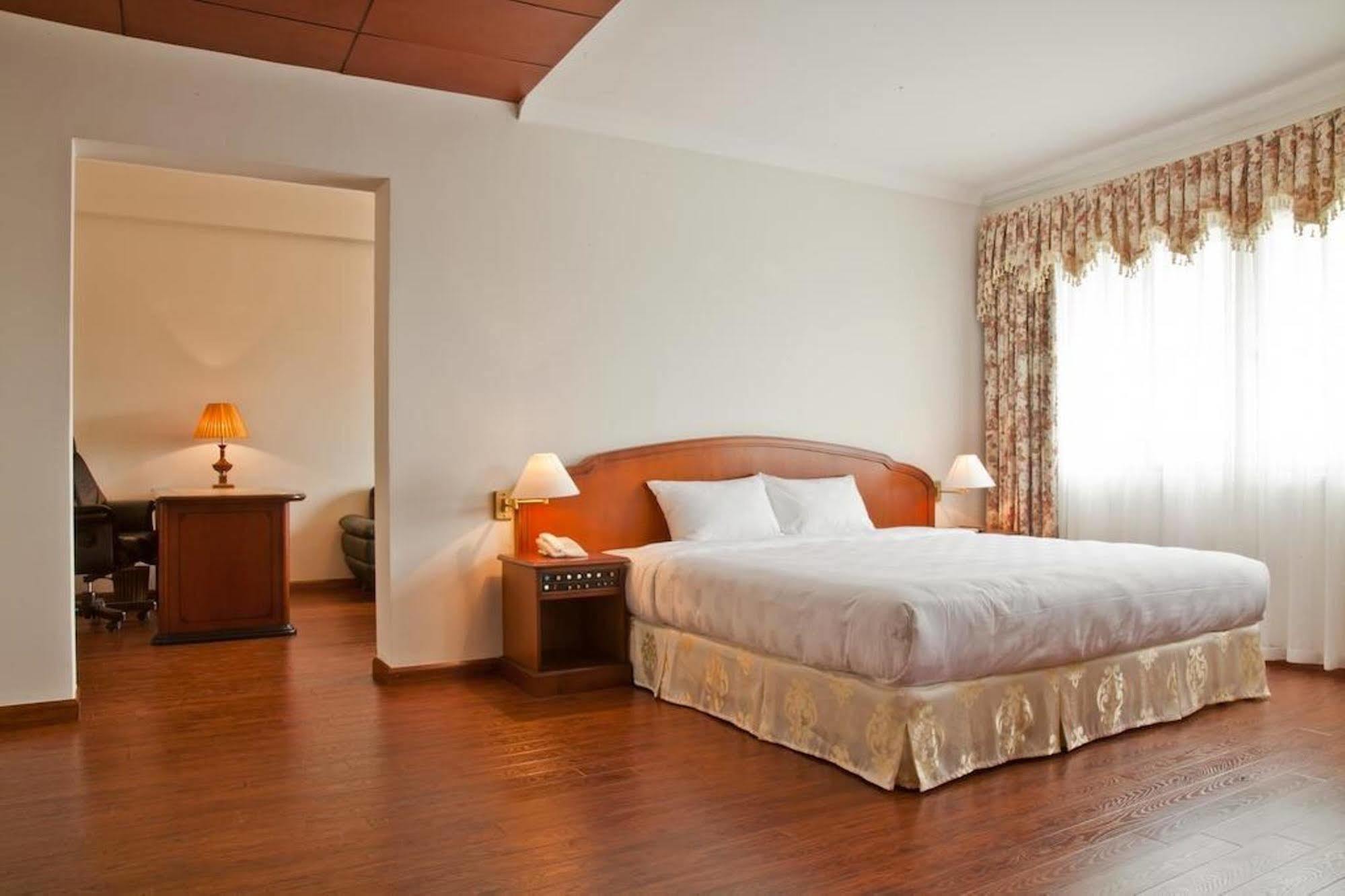 Green Park Hotel Ханой Экстерьер фото